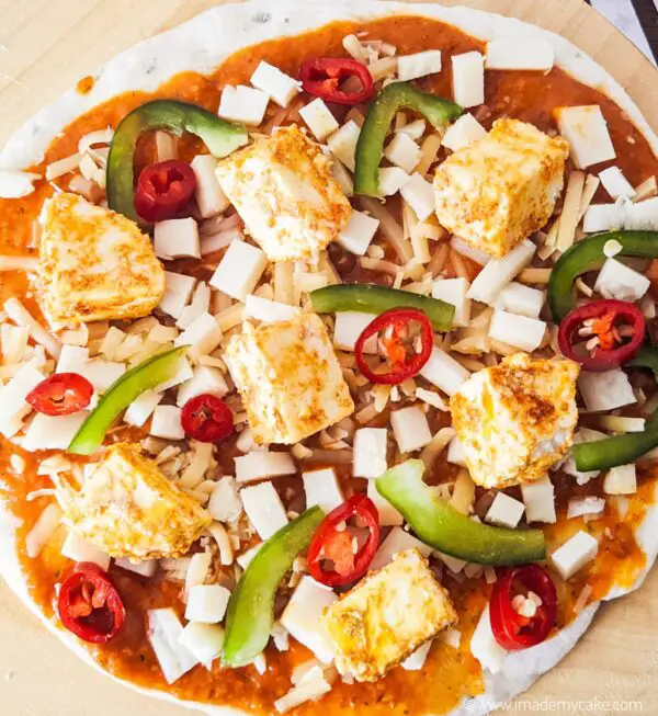 Toppings for paneer makhani pizza